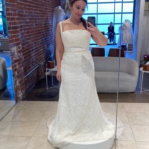 Never worn Evie Young wedding dress size 14, zipper is broken, excellent shape